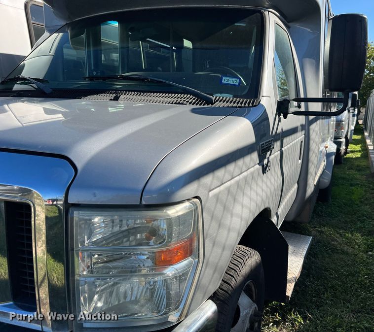 image for item MH9933 2014 Ford E350  shuttle bus