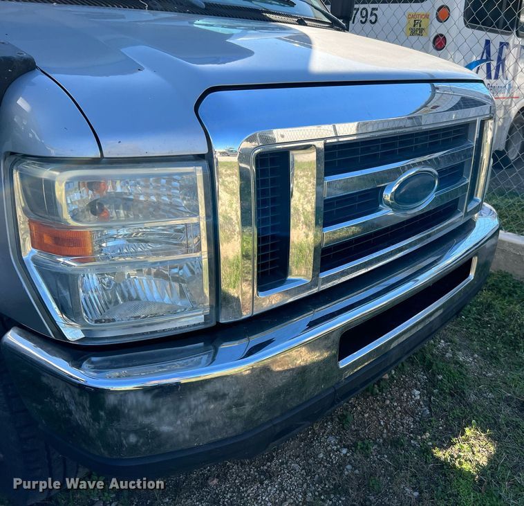 image for item MH9933 2014 Ford E350  shuttle bus