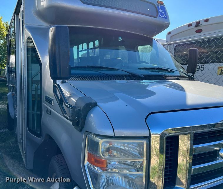 image for item MH9933 2014 Ford E350  shuttle bus