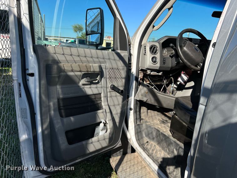 image for item MH9933 2014 Ford E350  shuttle bus