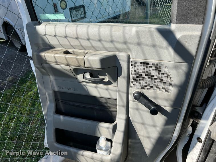 image for item MH9933 2014 Ford E350  shuttle bus