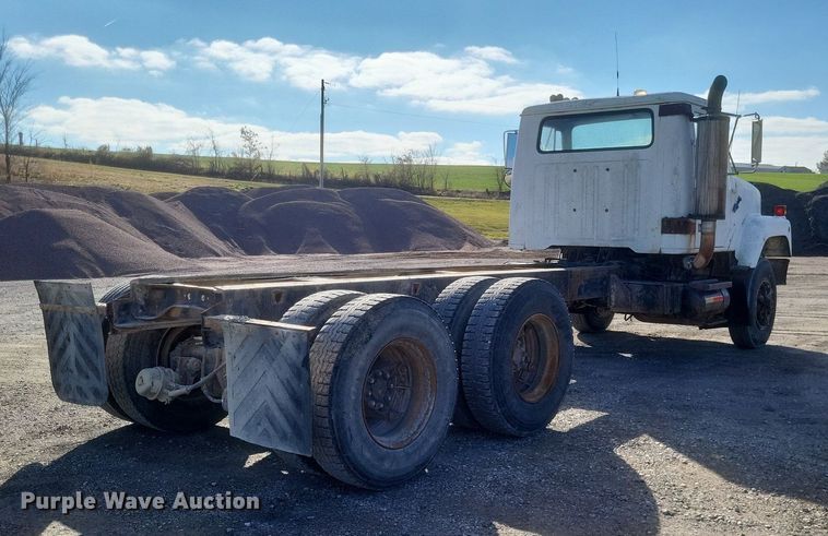 image for item MI9881 1979 International F2254 truck cab and chassis