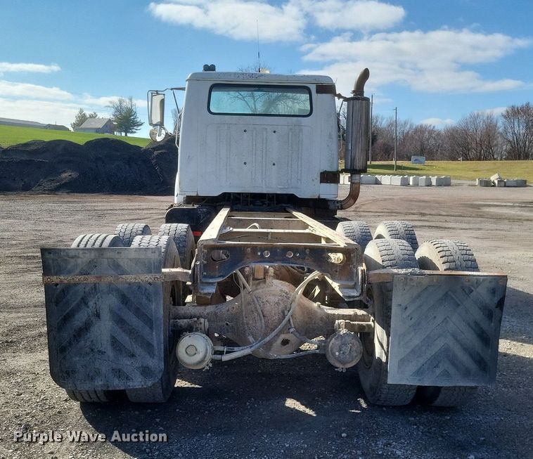 image for item MI9881 1979 International F2254 truck cab and chassis