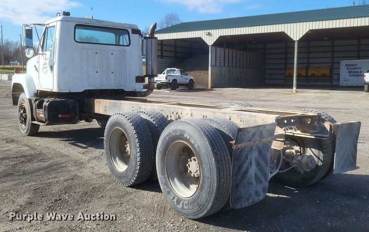 image for item MI9881 1979 International F2254 truck cab and chassis