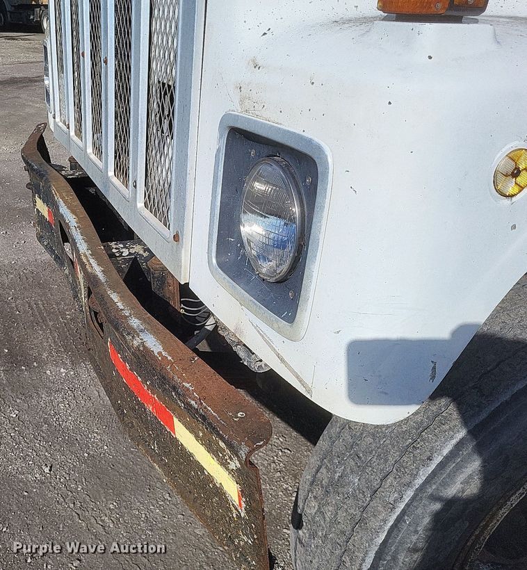 image for item MI9881 1979 International F2254 truck cab and chassis