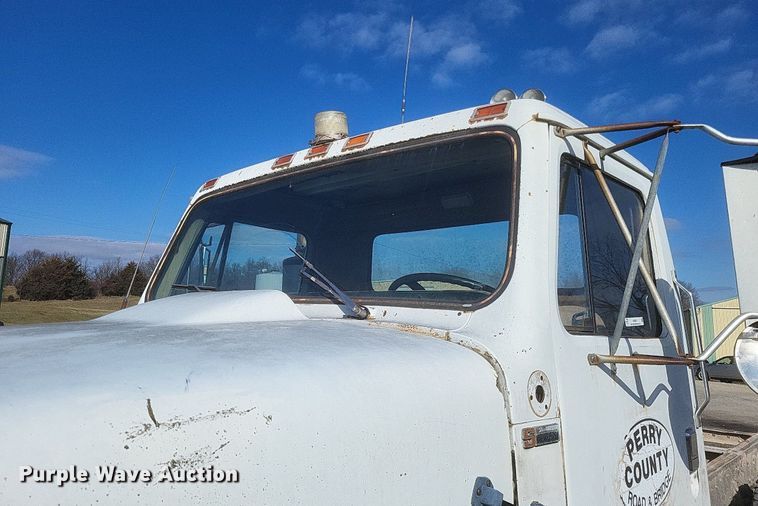 image for item MI9881 1979 International F2254 truck cab and chassis