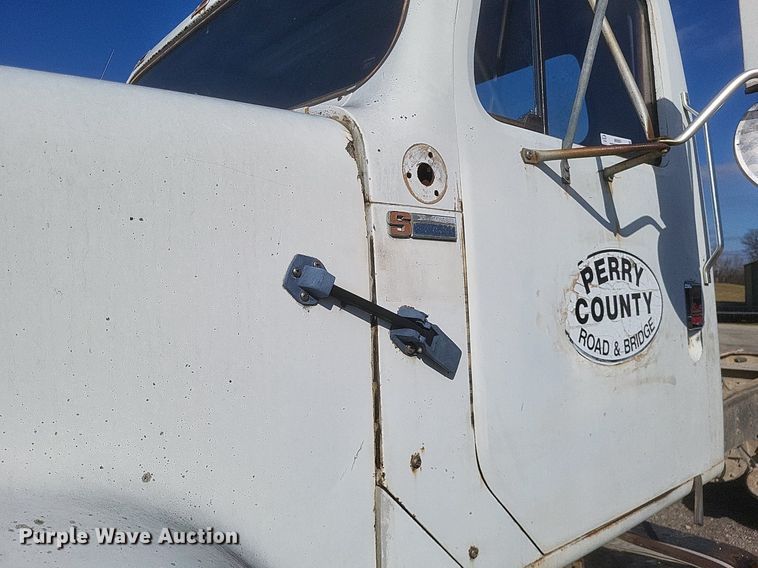 image for item MI9881 1979 International F2254 truck cab and chassis