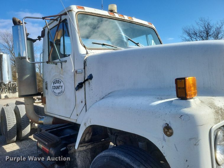 image for item MI9881 1979 International F2254 truck cab and chassis