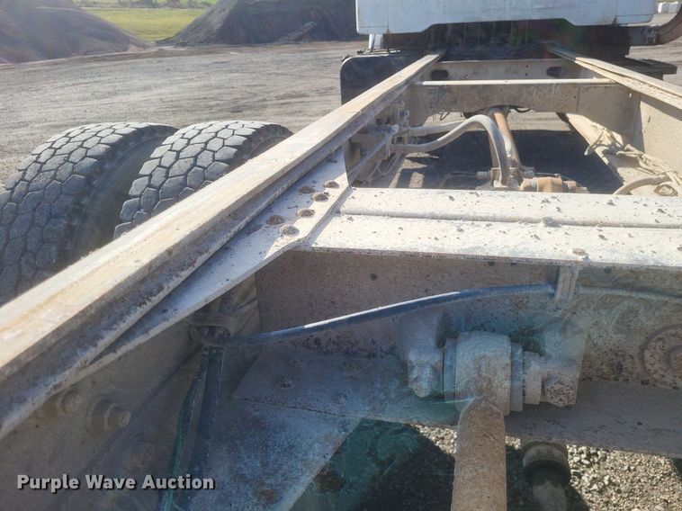 image for item MI9881 1979 International F2254 truck cab and chassis