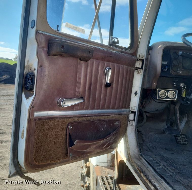 image for item MI9881 1979 International F2254 truck cab and chassis