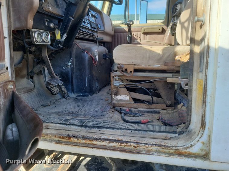 image for item MI9881 1979 International F2254 truck cab and chassis