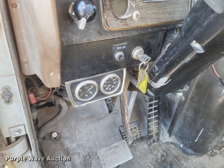 image for item MI9881 1979 International F2254 truck cab and chassis