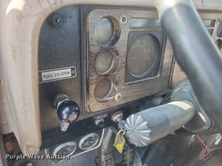 image for item MI9881 1979 International F2254 truck cab and chassis