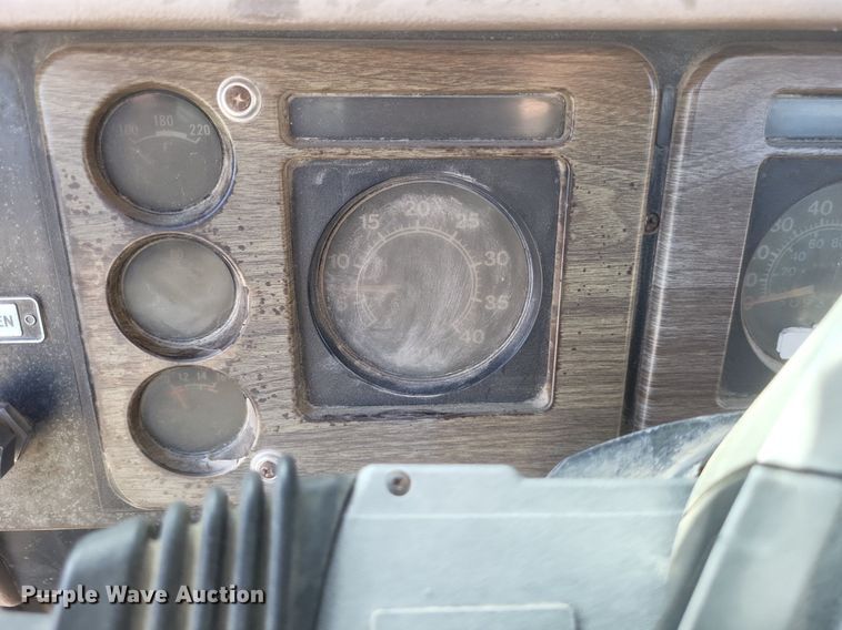 image for item MI9881 1979 International F2254 truck cab and chassis