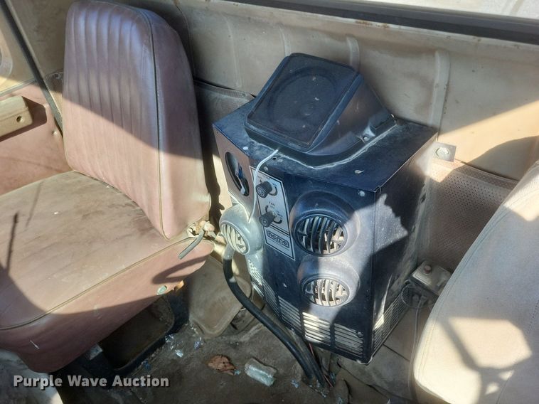 image for item MI9881 1979 International F2254 truck cab and chassis