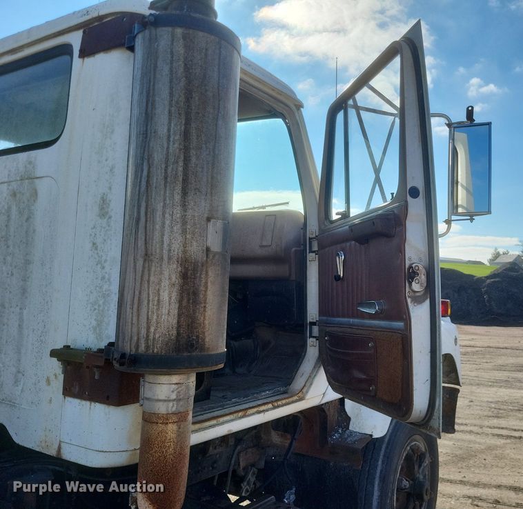 image for item MI9881 1979 International F2254 truck cab and chassis