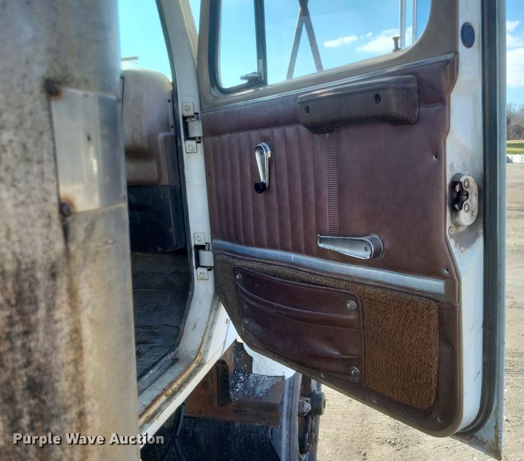 image for item MI9881 1979 International F2254 truck cab and chassis