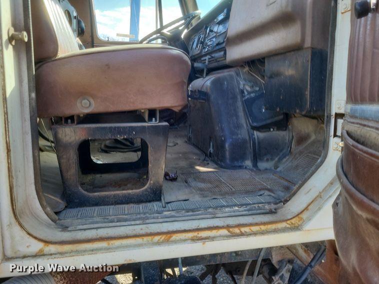 image for item MI9881 1979 International F2254 truck cab and chassis