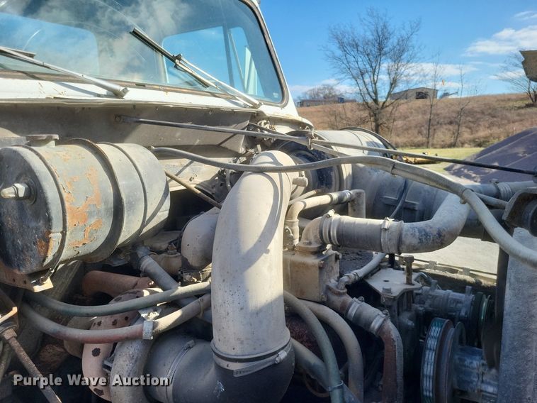 image for item MI9881 1979 International F2254 truck cab and chassis