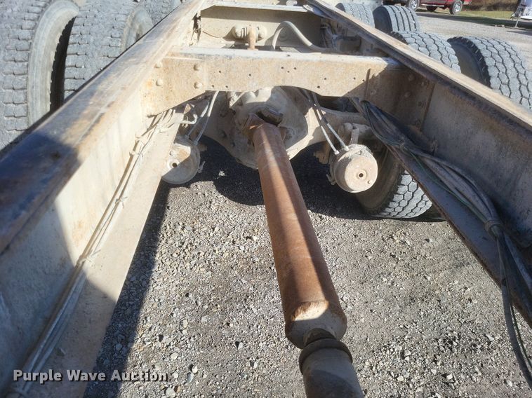 image for item MI9881 1979 International F2254 truck cab and chassis