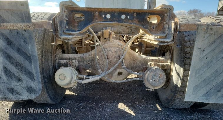 image for item MI9881 1979 International F2254 truck cab and chassis