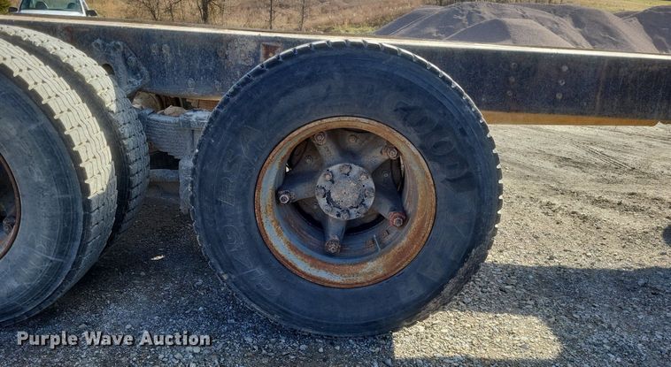 image for item MI9881 1979 International F2254 truck cab and chassis