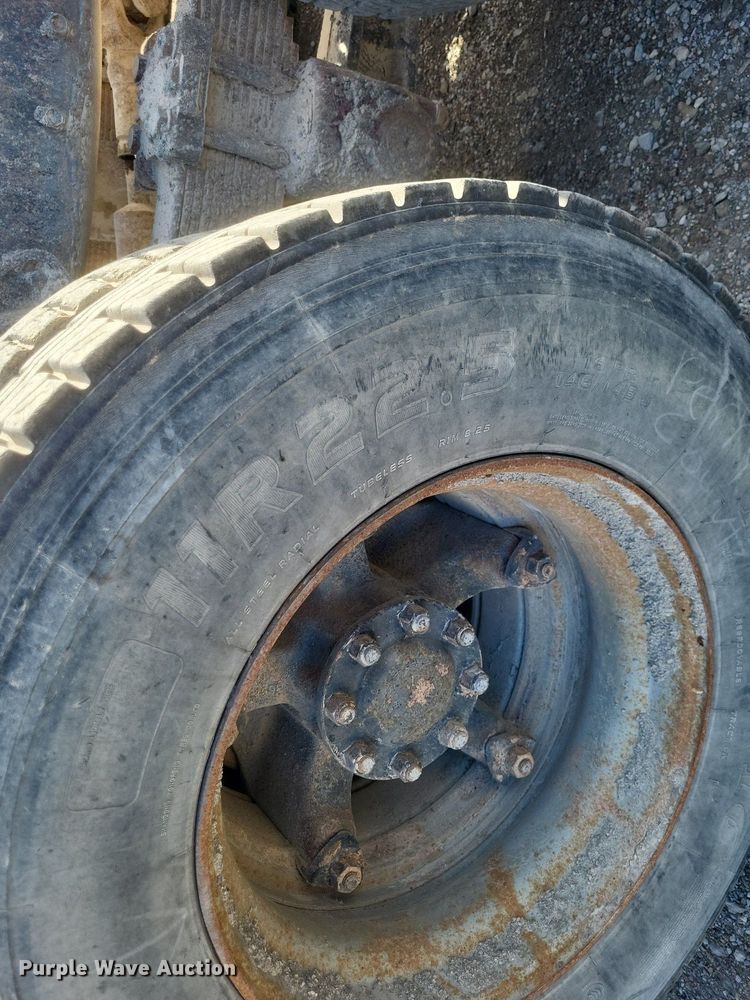 image for item MI9881 1979 International F2254 truck cab and chassis