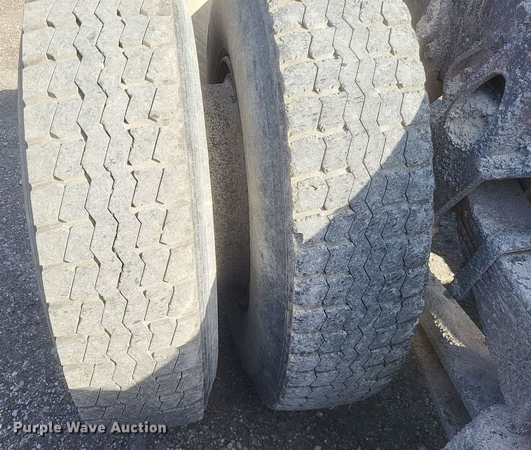 image for item MI9881 1979 International F2254 truck cab and chassis