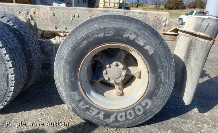 image for item MI9881 1979 International F2254 truck cab and chassis