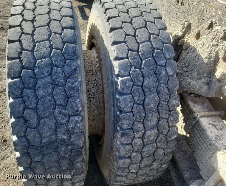 image for item MI9881 1979 International F2254 truck cab and chassis