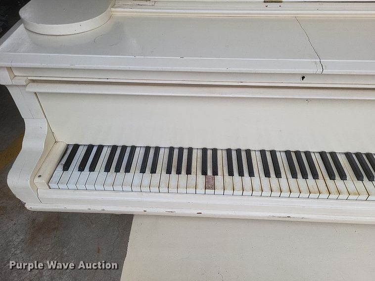 image for item MI9914 Steinway & Sons baby grand piano