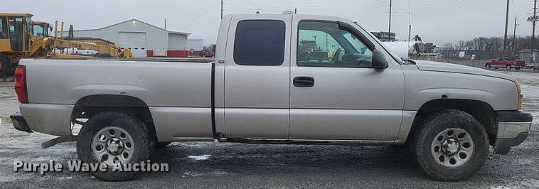 image for item MI9920 2005 Chevrolet Silverado 1500 Ext. Cab pickup truck