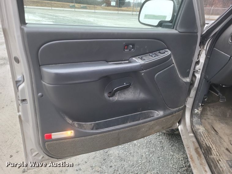 image for item MI9920 2005 Chevrolet Silverado 1500 Ext. Cab pickup truck