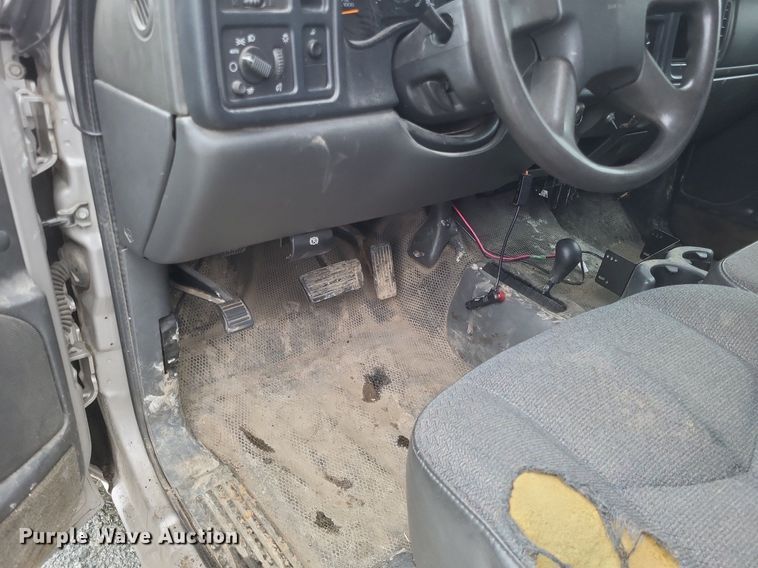 image for item MI9920 2005 Chevrolet Silverado 1500 Ext. Cab pickup truck