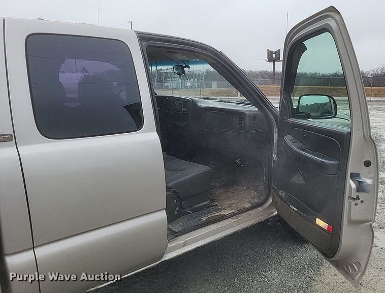 image for item MI9920 2005 Chevrolet Silverado 1500 Ext. Cab pickup truck