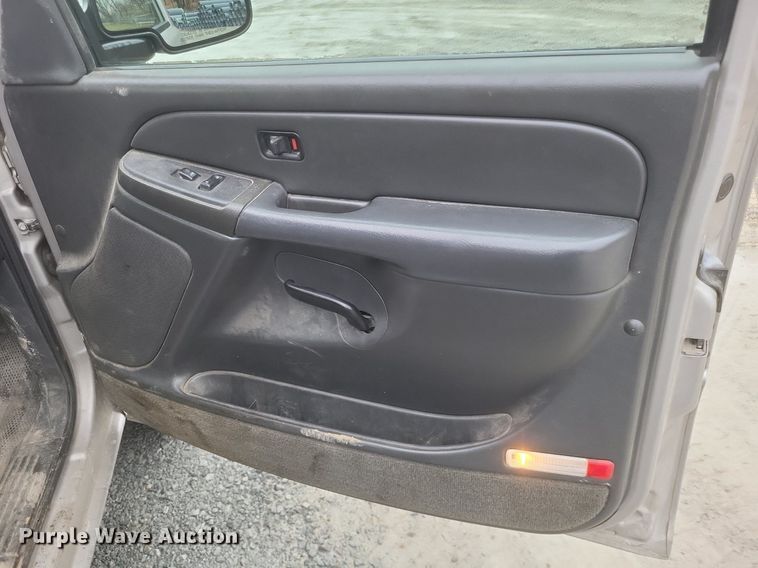 image for item MI9920 2005 Chevrolet Silverado 1500 Ext. Cab pickup truck