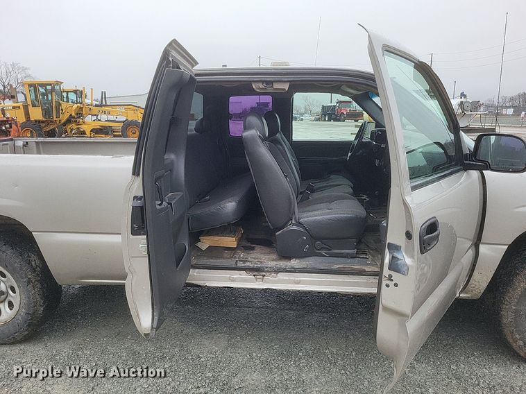 image for item MI9920 2005 Chevrolet Silverado 1500 Ext. Cab pickup truck