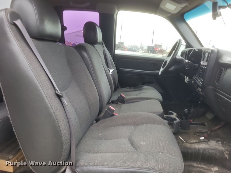 image for item MI9920 2005 Chevrolet Silverado 1500 Ext. Cab pickup truck