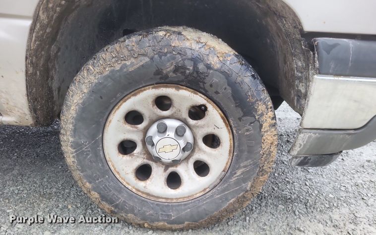 image for item MI9920 2005 Chevrolet Silverado 1500 Ext. Cab pickup truck