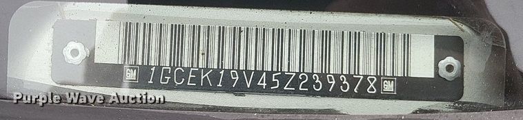 image for item MI9920 2005 Chevrolet Silverado 1500 Ext. Cab pickup truck