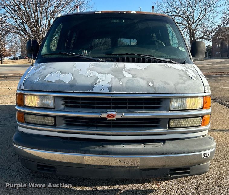 image for item NB9307 2002 Chevrolet Express 1500 van