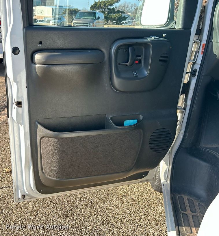 image for item NB9307 2002 Chevrolet Express 1500 van