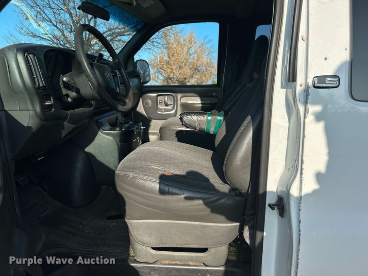 image for item NB9307 2002 Chevrolet Express 1500 van