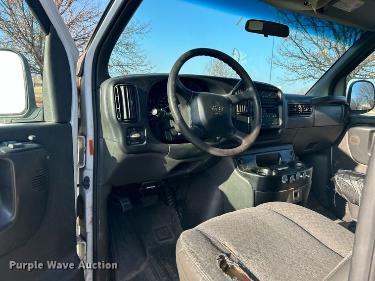 image for item NB9307 2002 Chevrolet Express 1500 van