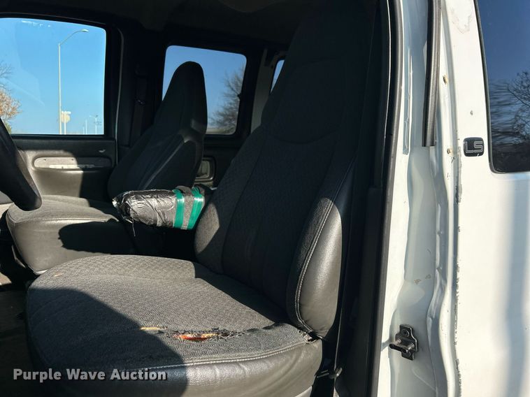 image for item NB9307 2002 Chevrolet Express 1500 van