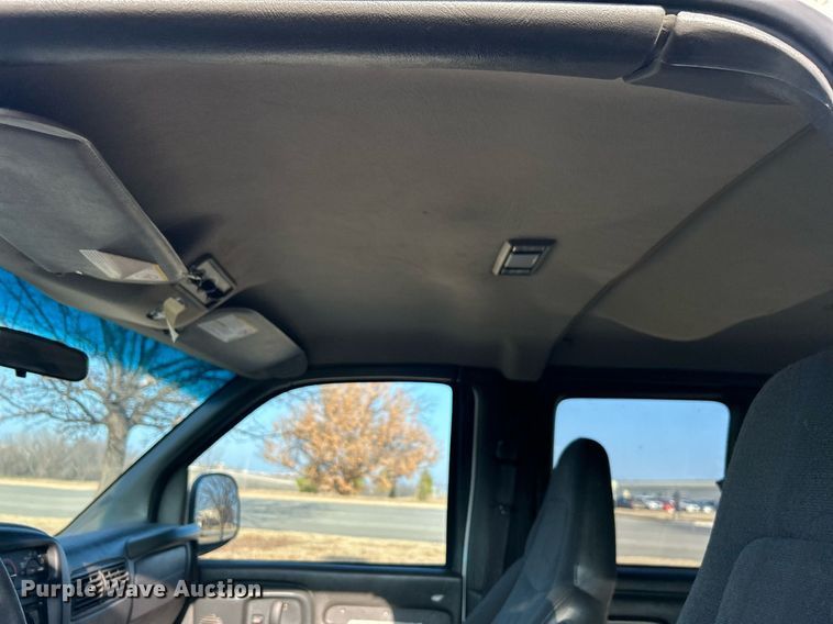 image for item NB9307 2002 Chevrolet Express 1500 van