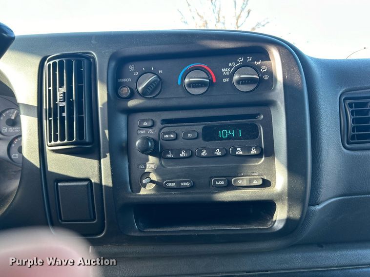 image for item NB9307 2002 Chevrolet Express 1500 van