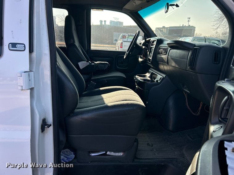 image for item NB9307 2002 Chevrolet Express 1500 van