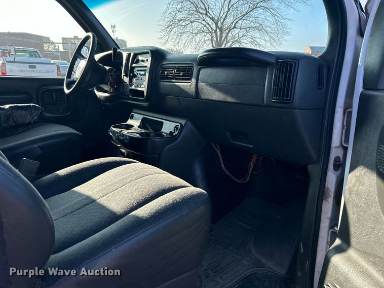 image for item NB9307 2002 Chevrolet Express 1500 van