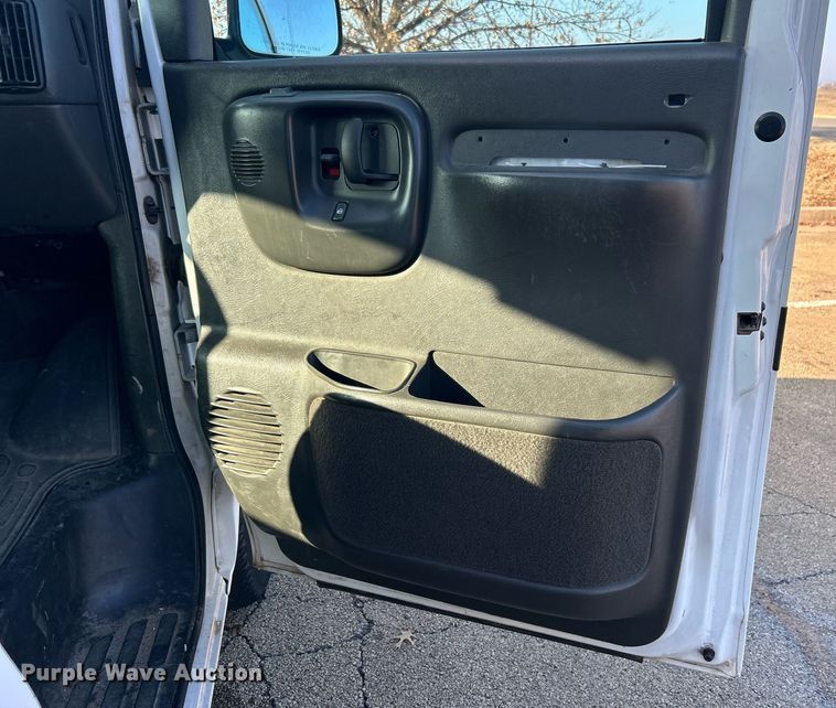 image for item NB9307 2002 Chevrolet Express 1500 van